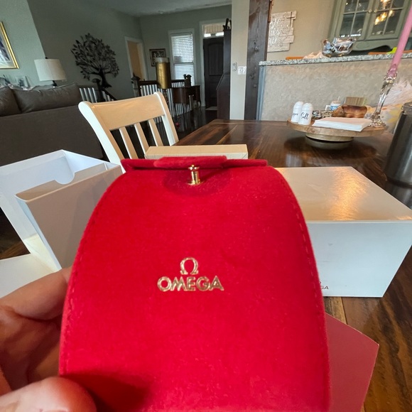 COPY - TheOMEGADeVillePrestigeclassic
features a two-tone mother-of-pearl dial/… - Picture 8 of 11